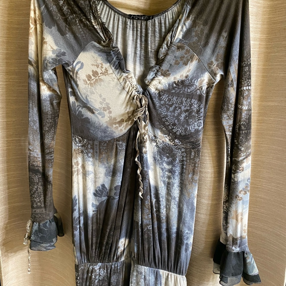 Grey Body-Con dress with side ruching.